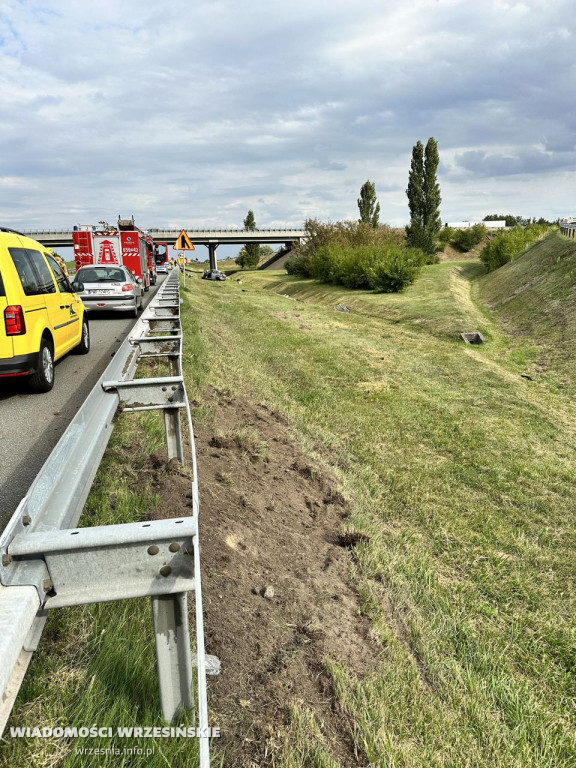 Dachowanie samochodu osobowego na autostradzie