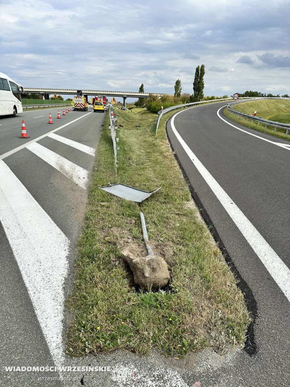 Dachowanie samochodu osobowego na autostradzie