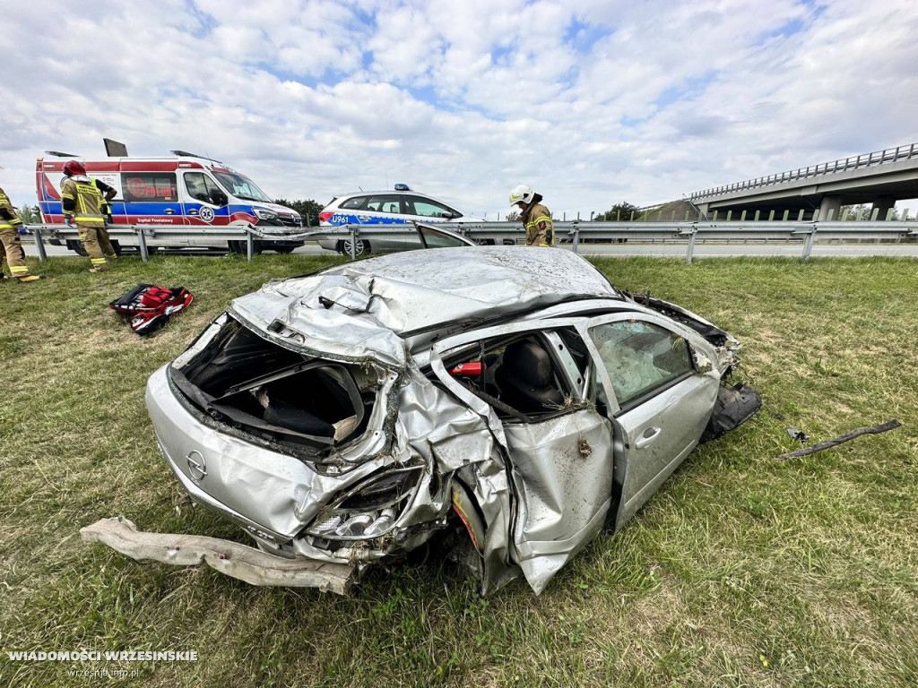 Dachowanie samochodu osobowego na autostradzie
