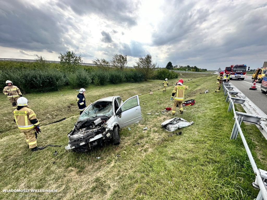 Dachowanie samochodu osobowego na autostradzie