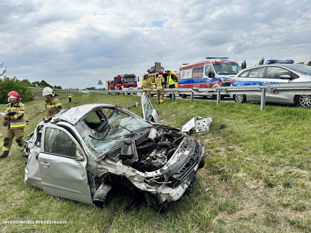 Dachowanie samochodu osobowego na autostradzie