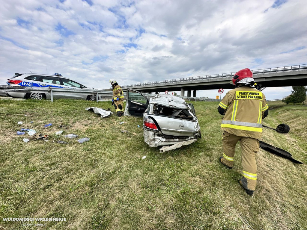 Dachowanie samochodu osobowego na autostradzie