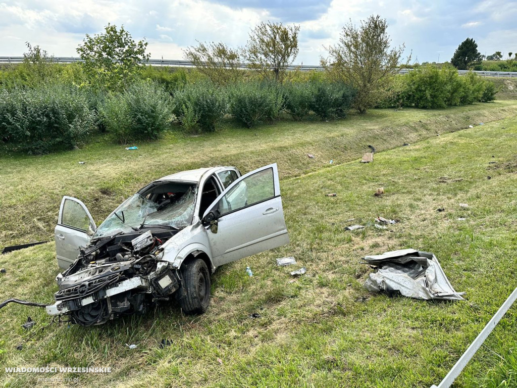 Dachowanie samochodu osobowego na autostradzie