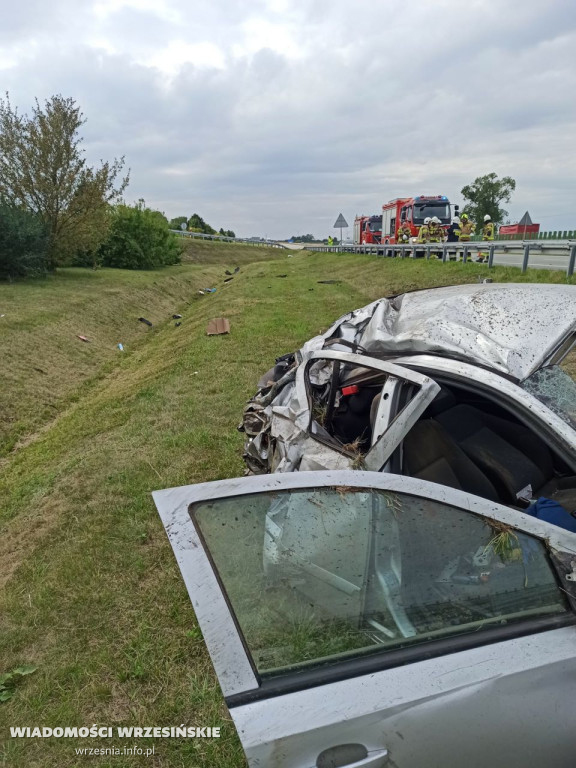 Dachowanie samochodu osobowego na autostradzie