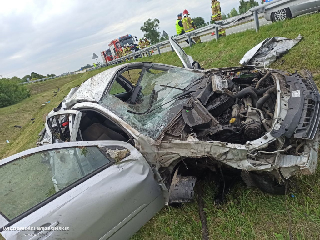Dachowanie samochodu osobowego na autostradzie