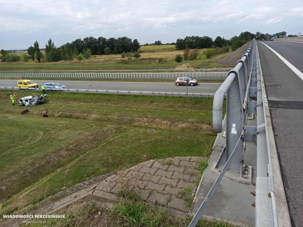 Dachowanie samochodu osobowego na autostradzie