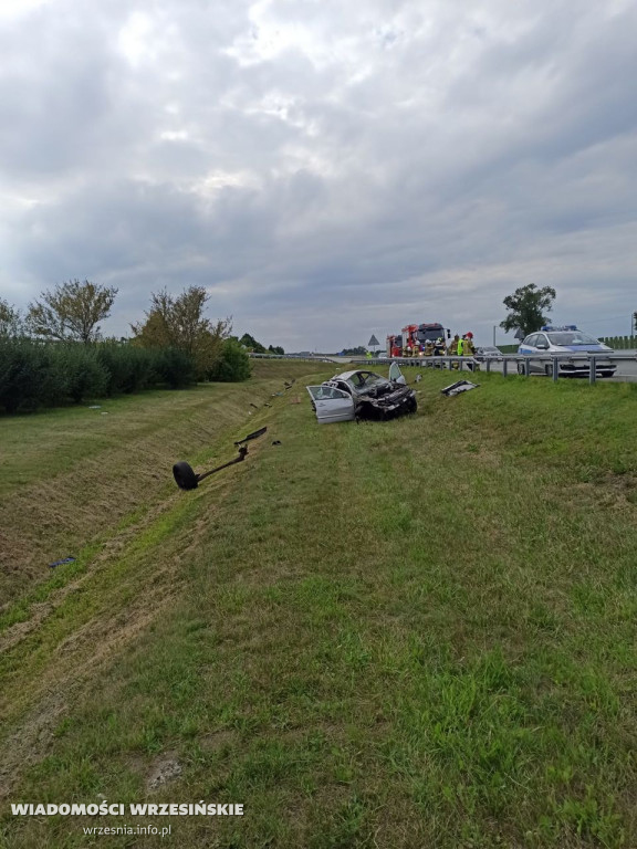 Dachowanie samochodu osobowego na autostradzie