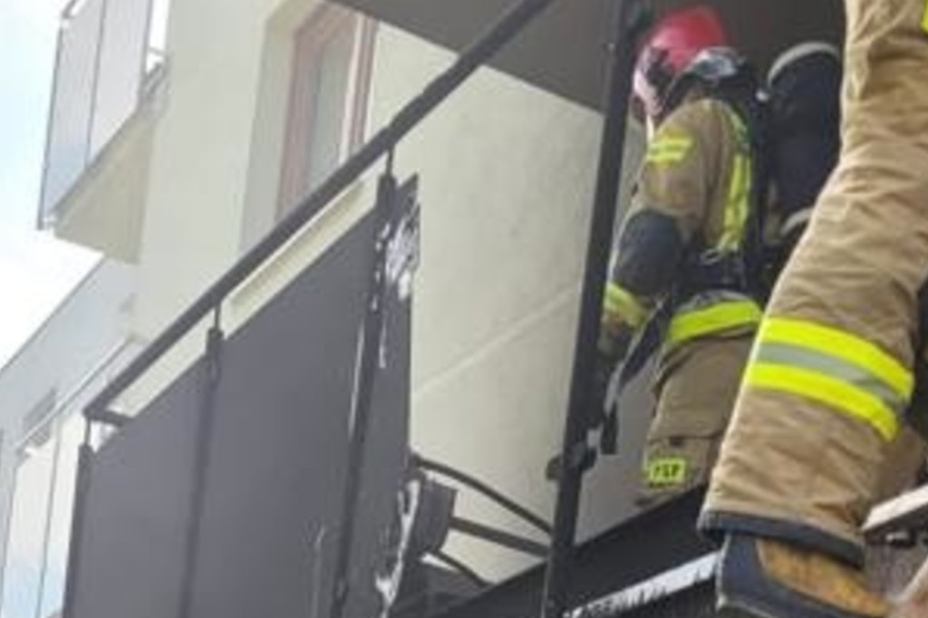 Pożar mieszkania w bloku we Wrześni. Duże straty