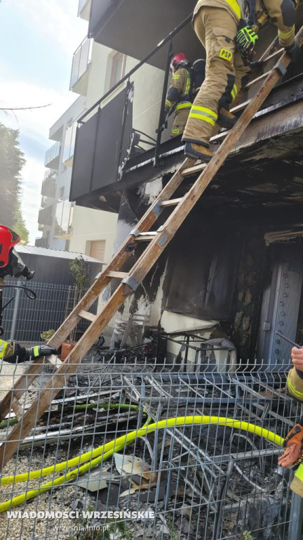 Pożar mieszkania w bloku we Wrześni. Duże straty