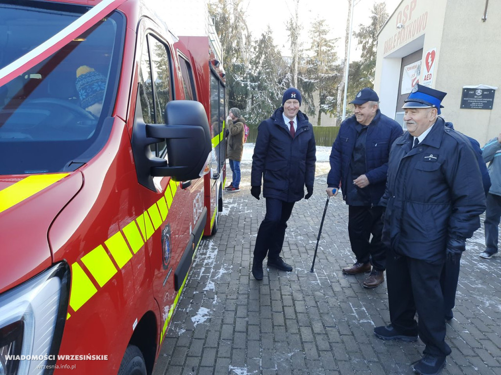 Strażacy z Białego Piątkowa mają nowy samochód