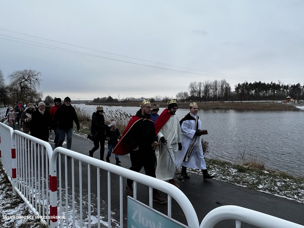 Trzej Królowie na Lipówce. Towarzyszyły im alpaki
