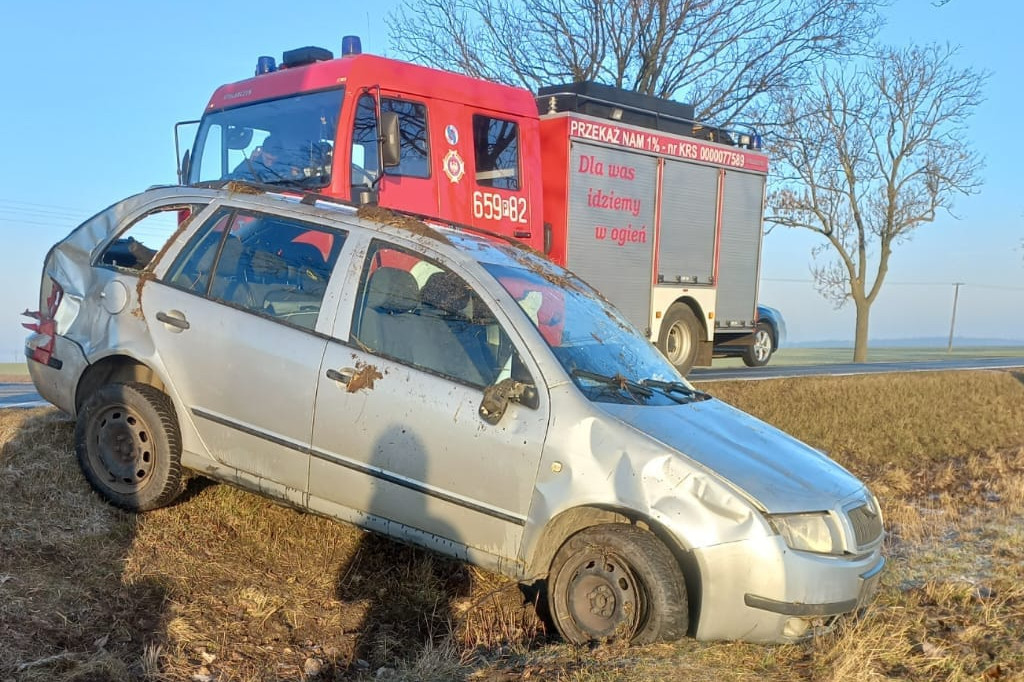 Śliski poranek na drodze. Jedna osoba w szpitalu