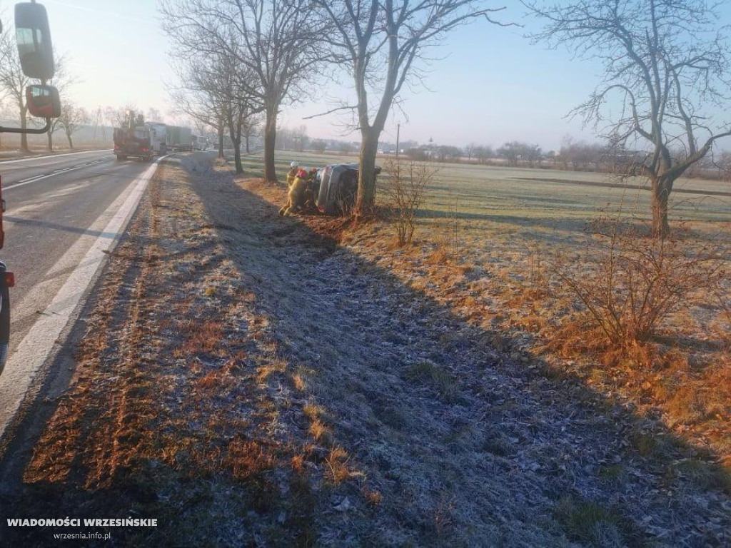 Śliski poranek na drodze. Jedna osoba w szpitalu