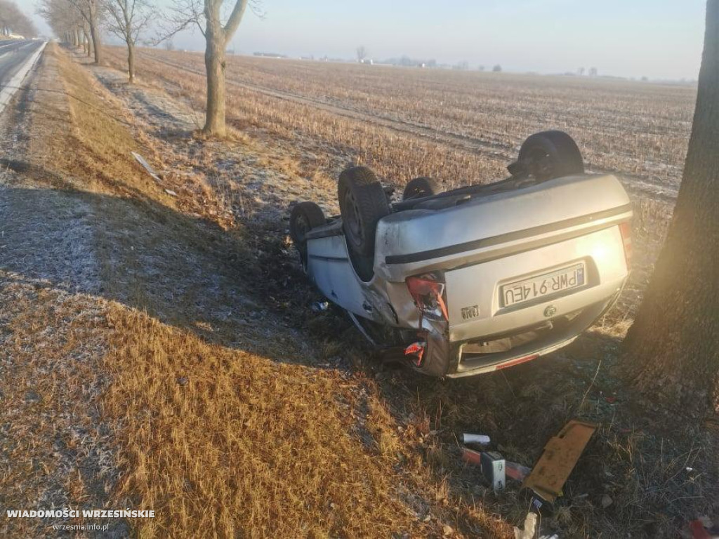 Śliski poranek na drodze. Jedna osoba w szpitalu
