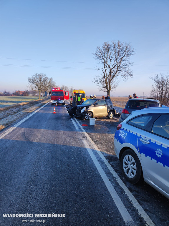 Śliski poranek na drodze. Jedna osoba w szpitalu