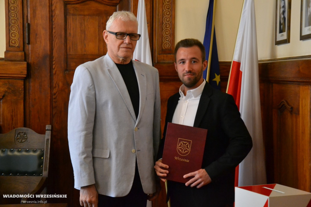 Ślubowanie burmistrza Tomasza Kałużnego