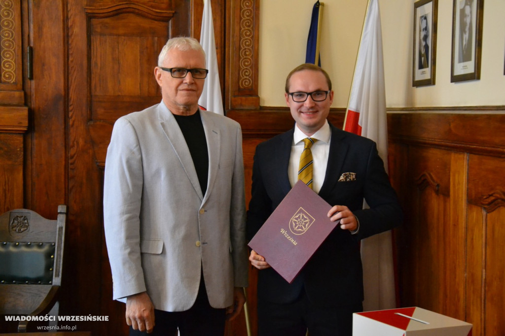 Ślubowanie burmistrza Tomasza Kałużnego