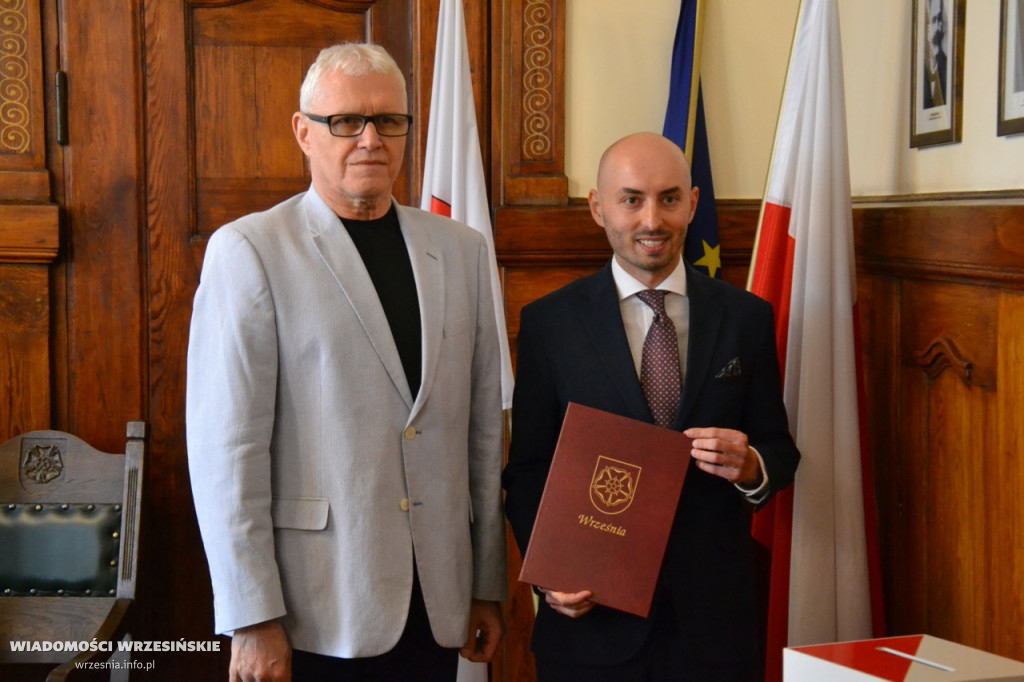 Ślubowanie burmistrza Tomasza Kałużnego