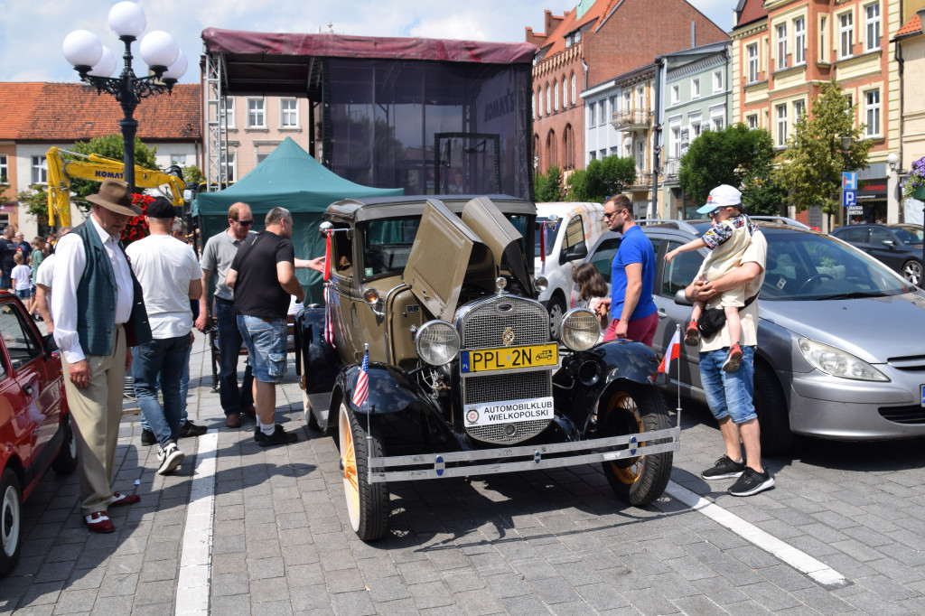 Piknik motoryzacyjny na wrzesińskim rynku