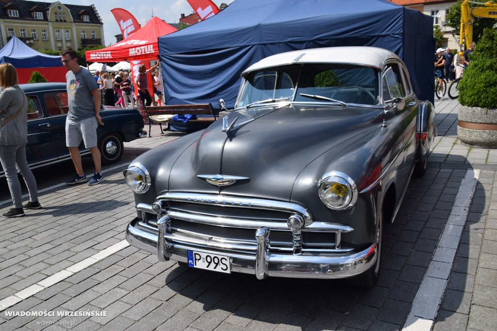 Piknik motoryzacyjny na wrzesińskim rynku