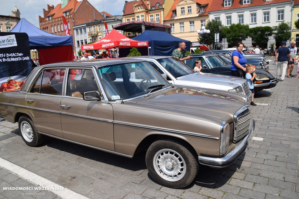 Piknik motoryzacyjny na wrzesińskim rynku