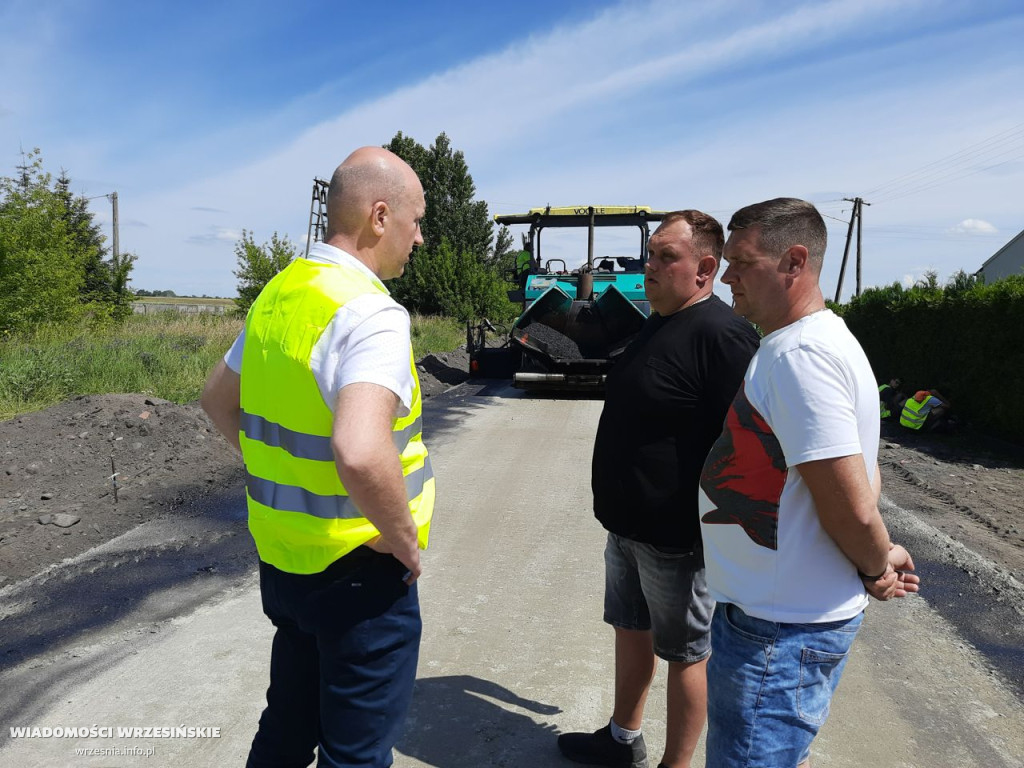 Remont postępuje. Drogowcy wylewają asfalt [FOTO]