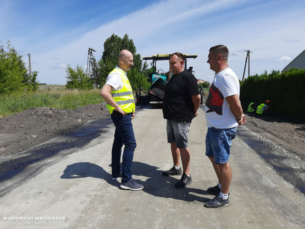 Remont postępuje. Drogowcy wylewają asfalt [FOTO]