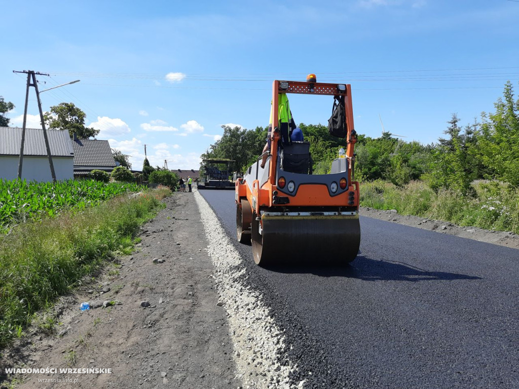 Remont postępuje. Drogowcy wylewają asfalt [FOTO]