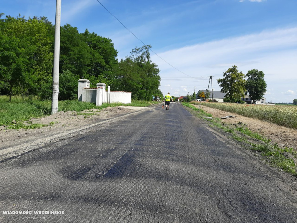 Remont postępuje. Drogowcy wylewają asfalt [FOTO]