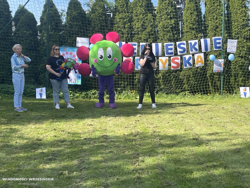 Święto radości, sportu i zrozumienia na niebiesko.
