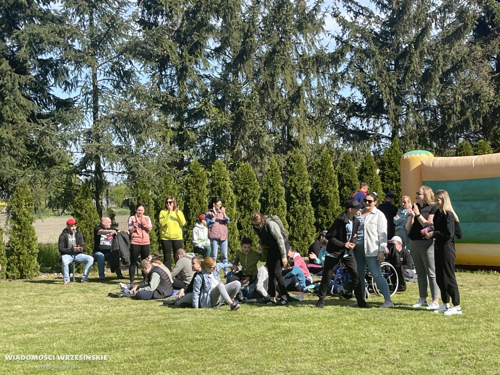 Święto radości, sportu i zrozumienia na niebiesko.