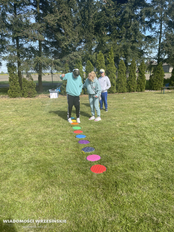 Święto radości, sportu i zrozumienia na niebiesko.