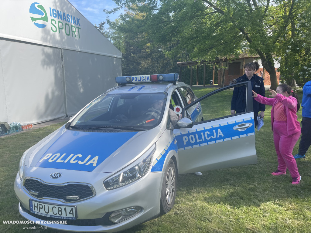 Święto radości, sportu i zrozumienia na niebiesko.