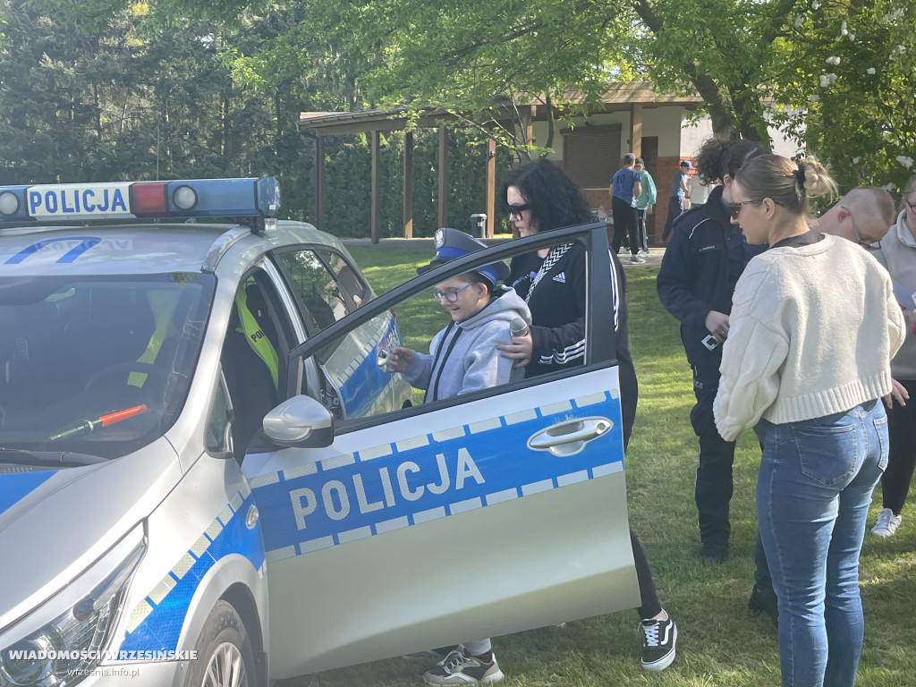 Święto radości, sportu i zrozumienia na niebiesko.