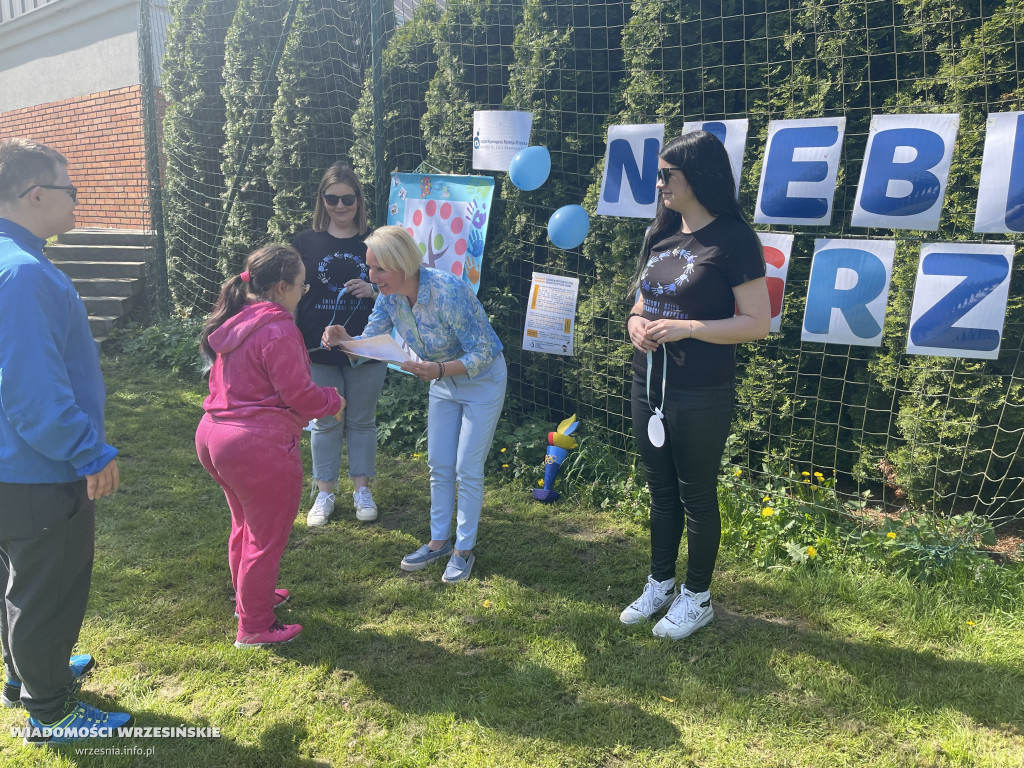Święto radości, sportu i zrozumienia na niebiesko.