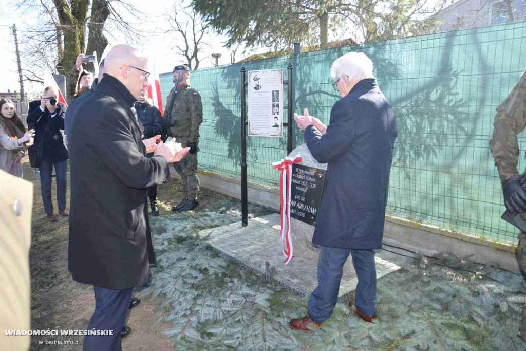 Pomnik gen. Romana Abrahama w Cieślach Małych