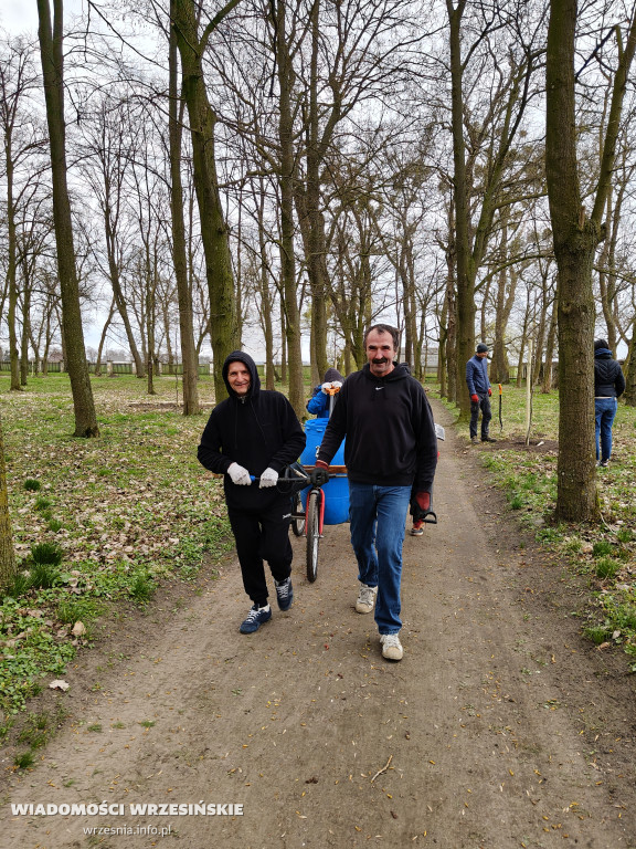 Nasadzenia drzew przy schronisku w Zielińcu