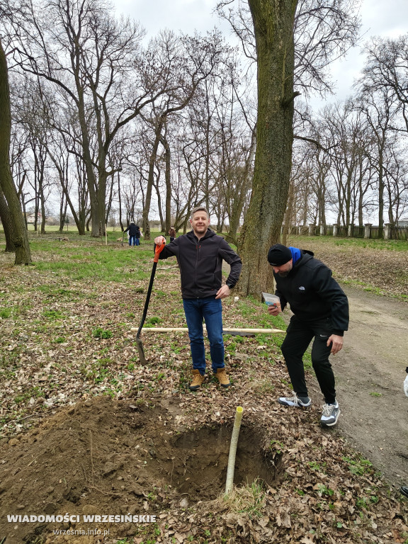 Nasadzenia drzew przy schronisku w Zielińcu