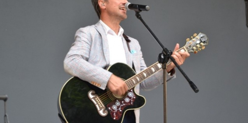 Romantyczne szlagiery Damiana Holeckiego