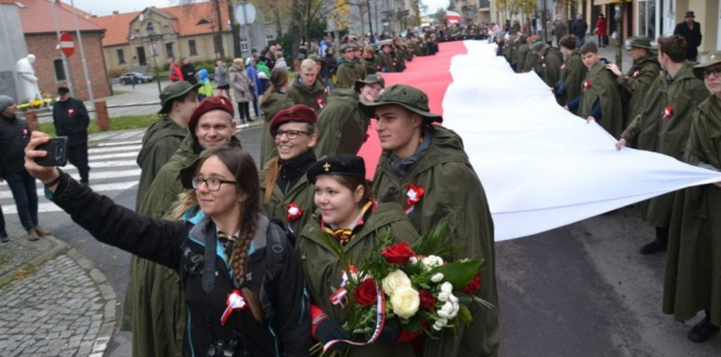 Sztafeta pokoleń w radosnym niepodległościowym przemarszu