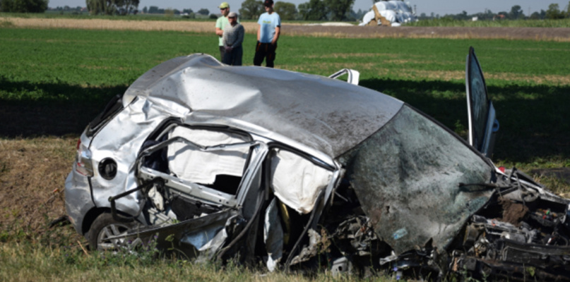 Wypadek w Kaczanowie. Auto doszczętnie zniszczone, kobieta przeżyła
