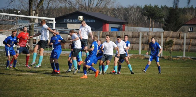 Płomień nadal zaskakuje. Neklanie wygrywają z wyżej notowanym Zrywem Dąbie