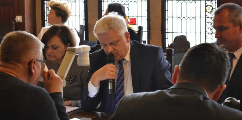 Burmistrz Tomasz Kałużny wyjaśnia przyczyny podwyżek za śmieci