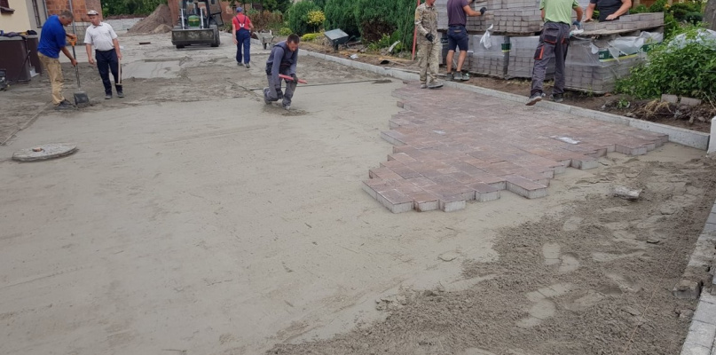 Teraz parking, nieco później schody i elewacja urzędu gminy 