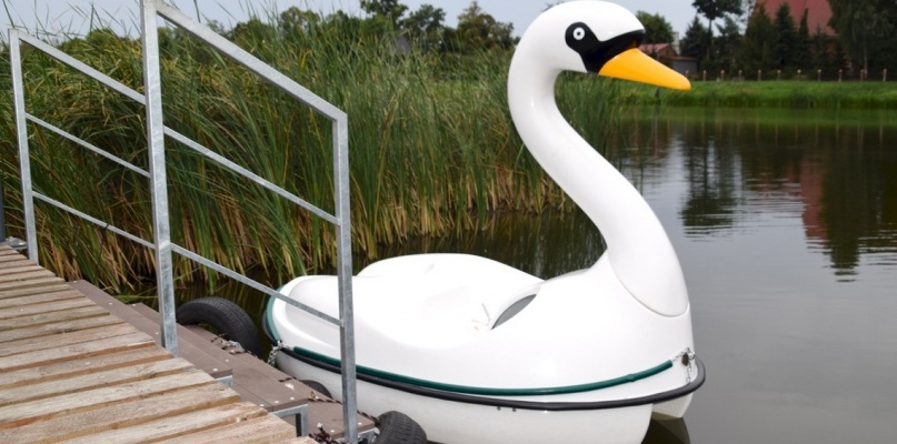 Zalew Lipówka wzbogacił się o rower wodny w kształcie łabędzia