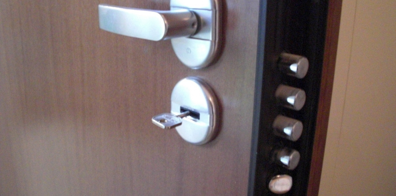 Jak wyciągnąć zablokowany klucz w drzwiach Dierre