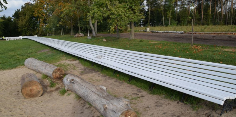 Ile kosztowała (podobno) najdłuższa ławka w Polsce? Jakie są jej plusy i minusy?