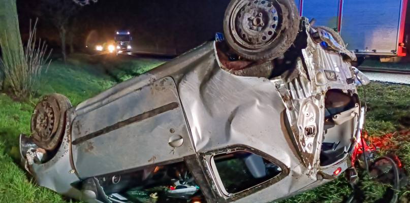 Dachowanie osobówki. Strażacy musieli uwolnić kierowcę 