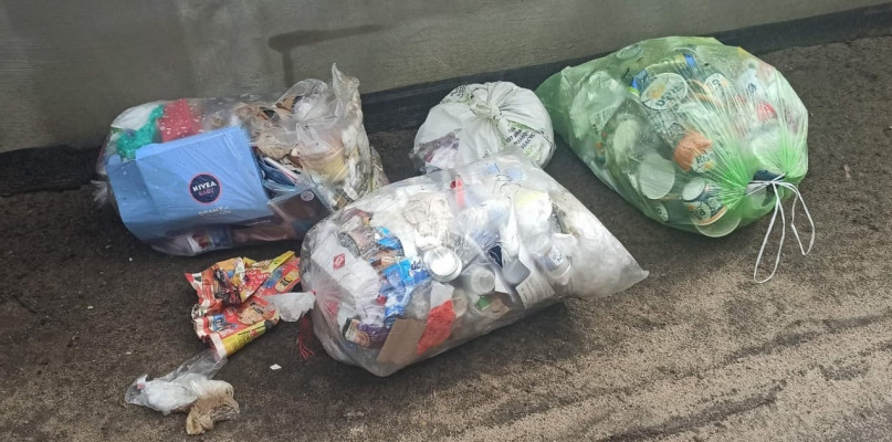 Podrzucił śmieci sąsiadowi. Ukarali go strażnicy miejscy