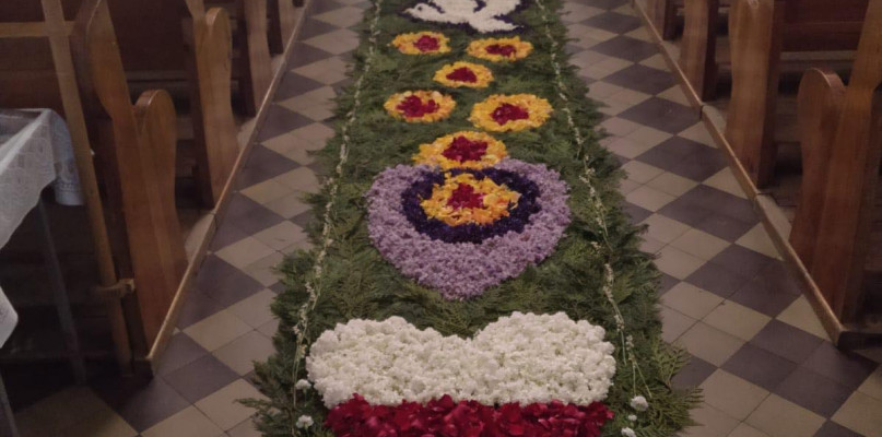 Kwietny dywan powstał w nekielskim kościele